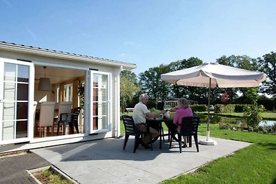 Schönes Chalet in einem Ferienpark mit Geschi...