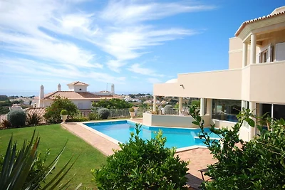 Luxuriöse Villa mit privatem Pool