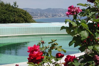 Villa dal design lussuoso con vista sul mare