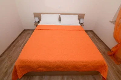 Wohnung in Ljubac mit Garten