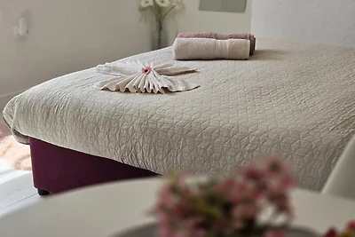 Indy's Beach Apartments- Studio Apartment wit...
