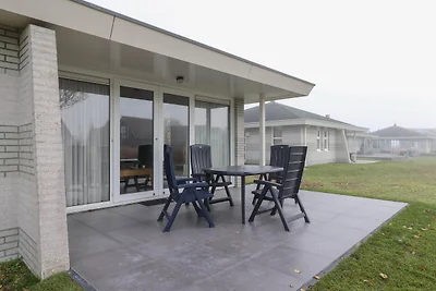 Eleganter Bungalow am Wasser mit Anlegestelle