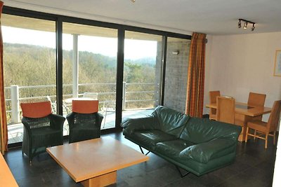 Modernes Haus im Erdgeschoss mit Terrasse