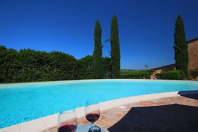 Moderno agriturismo con piscina a Montalcino