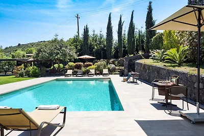 Villa moderna a Trecastagni con piscina