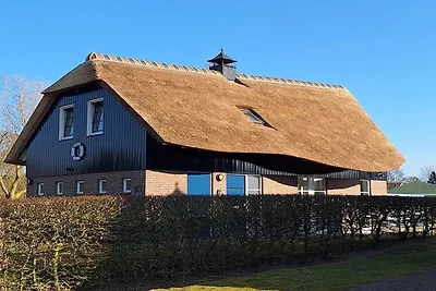 Stilvolle Villa am Wasser mit Sauna