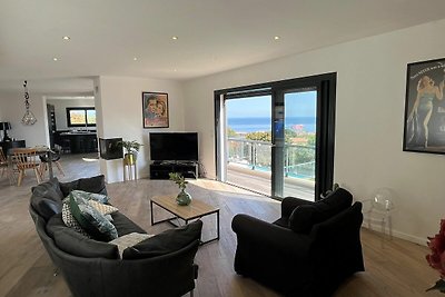 Schöne Villa mit Pool und Meerblick in...