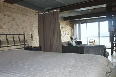 Malerisches Dorfhaus mit Seepanorama
