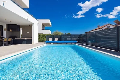 Moderne Villa mit Swimmingpool und Meerblick