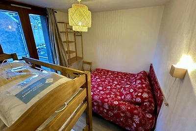 Alpenhütte in der Nähe der Forststraße