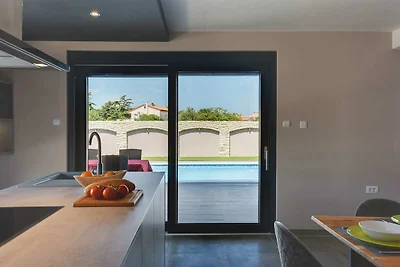 Villa in Valbandon mit Swimmingpool