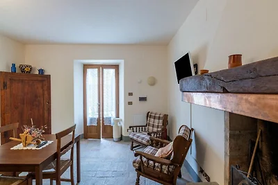 Antica torre medievale con piscina