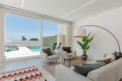 Modern Villa with Private Pool & Rooftop...