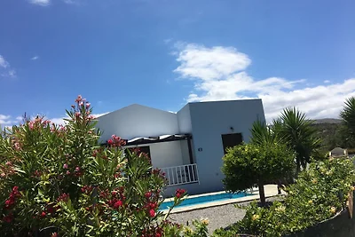 Villa con piscina e ombrellone a Kirianna