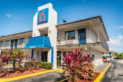 Motel 6 Ft. Pierce, FL | 1 Queensize-Bett