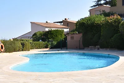 Villa con piscina e campo da tennis in comune