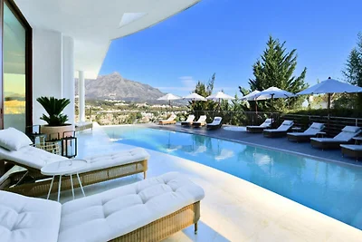 Villa in Nueva Andalucía mit Infinity-Pool