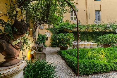 Luxe appartement met privétuin in Lucca