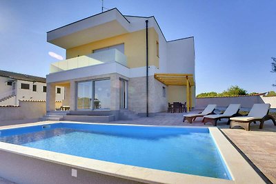 Moderne Villa in Peroj mit Pool und...