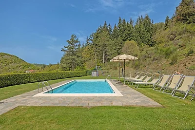Omringd door groene Toscaanse heuvels