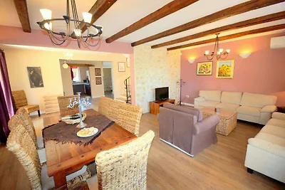 Villa con piscina e giardino recintato