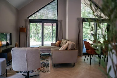 Moderne Luxus-Ökovilla mit Terrasse am Wasser