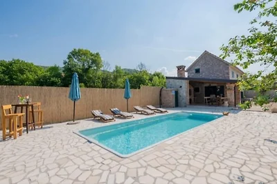 Schönes Ferienhaus mit Schwimmbad
