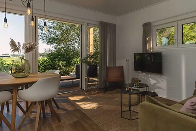 Malerische Lodge am Flussufer mit Whirlpool