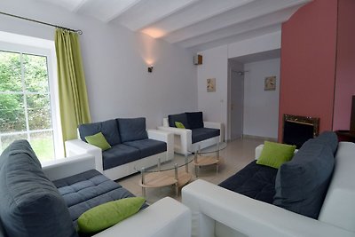 Modernes Ferienhaus in Chimay mit Terrasse