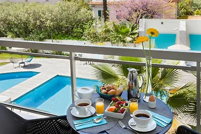 Helles Zimmer mit Poolblick in Cannes