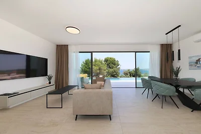Villa in Tkon mit Schwimmbecken