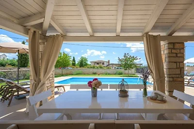 Villa in Tinjan met zwembad