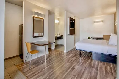 Cozy ADA King Bed|Pool|Free parking