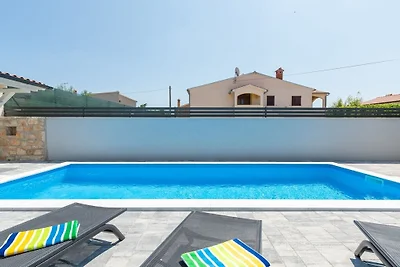 Villa in Bale mit Schwimmbecken