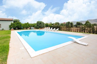 Detached villa with air conditioning and pool