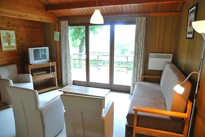 Gemütliches Ferienhaus mit Ofen in grüner...