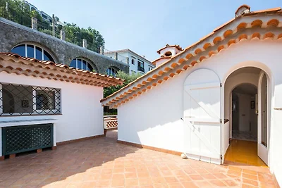Villa con patio vista mare