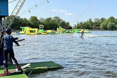 Modernes Hausboot mit Blick auf den See