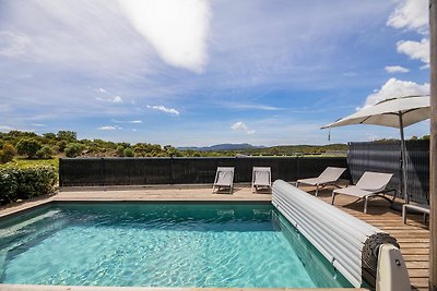 Kleine Villa mit eigenem Pool in Residenz Les...