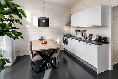 Moderne Lodge am Wasser, im Grünen gelegen