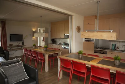 Bungalow mit dekorativem Kamin in der Nähe