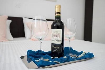 Apartment Semi - One Bedroom Apartment with T...