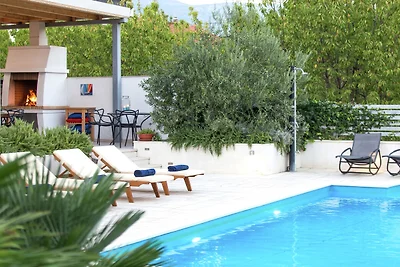 Luxuriöse Villa mit Privatpool in Kaštel...