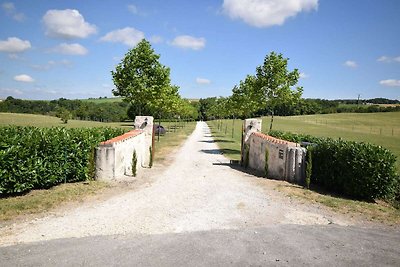 Castello con piscina e vista vicino ad Agen