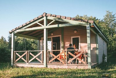 Holz-Chalet mit überdachter Terrasse, am Rand...