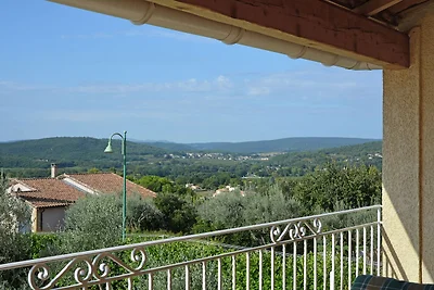 Villa mit Schwimmbad und Blick auf das Tal