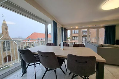 Helle Wohnung mit seitlichem Meerblick