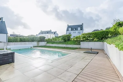 Nieuw huis met zwembad vlakbij het strand.