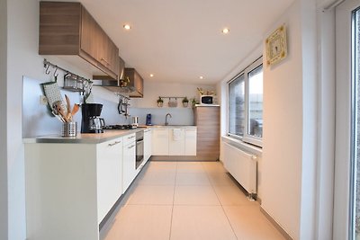 Terrassenhaus mit Blick auf die Natur in der ...