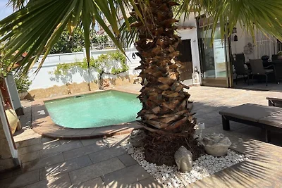 Casa Lina ligt op 900 meter van het strand.
